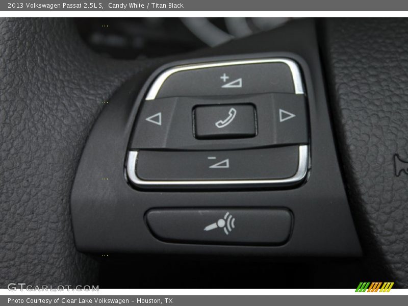 Candy White / Titan Black 2013 Volkswagen Passat 2.5L S