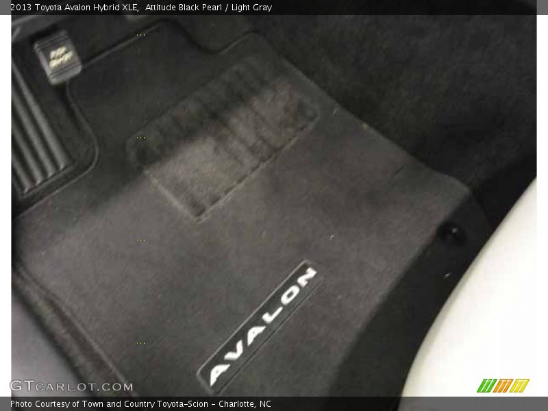 Attitude Black Pearl / Light Gray 2013 Toyota Avalon Hybrid XLE