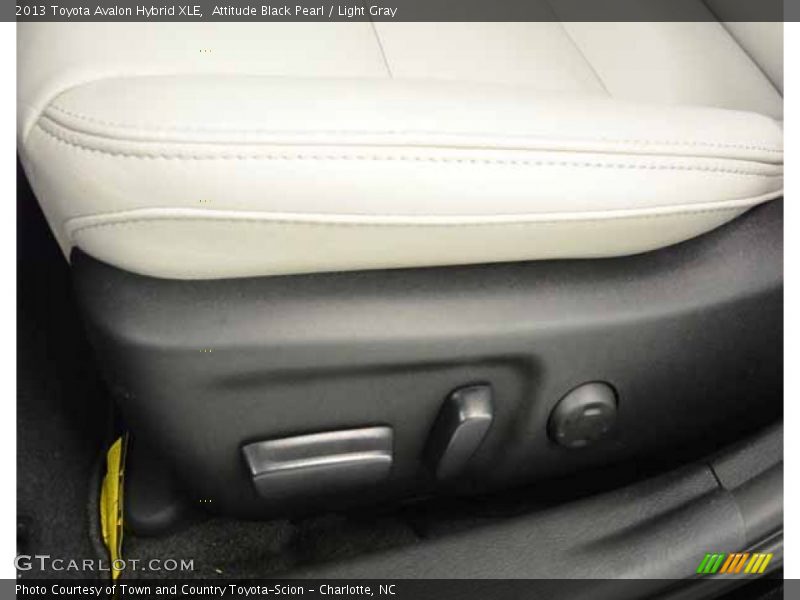 Attitude Black Pearl / Light Gray 2013 Toyota Avalon Hybrid XLE