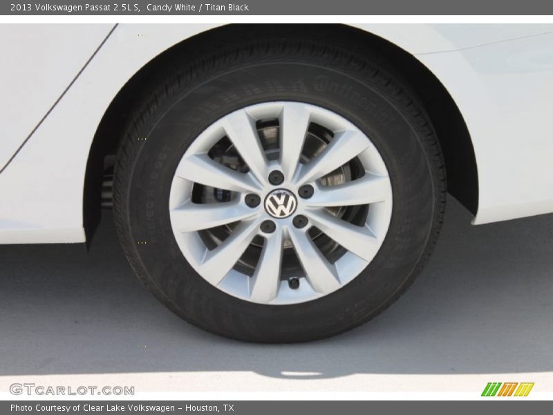 Candy White / Titan Black 2013 Volkswagen Passat 2.5L S