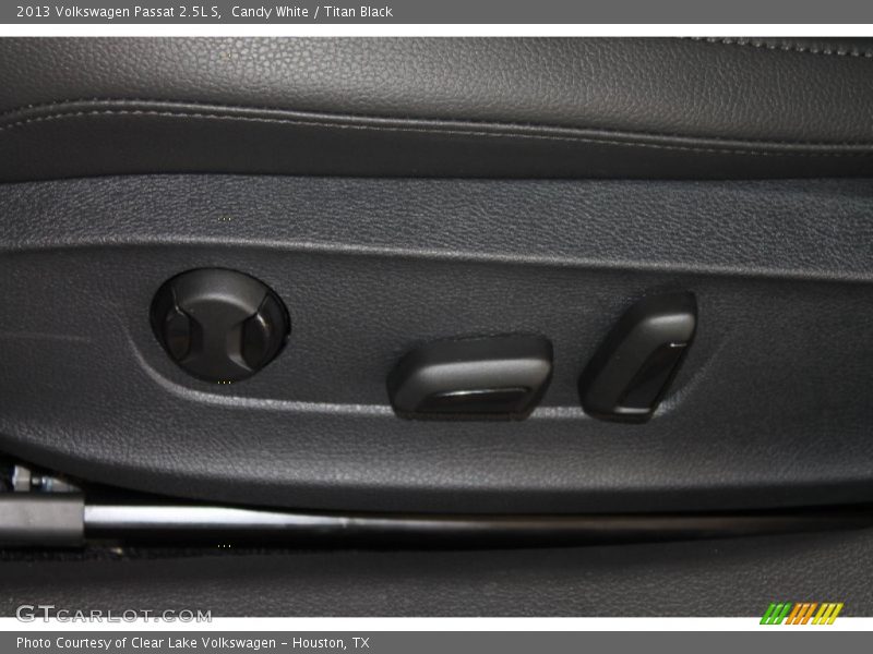 Candy White / Titan Black 2013 Volkswagen Passat 2.5L S