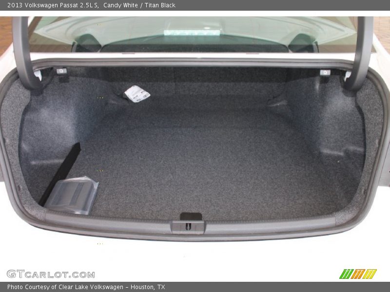 Candy White / Titan Black 2013 Volkswagen Passat 2.5L S