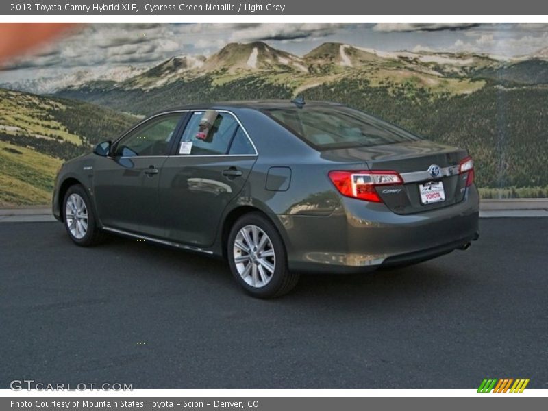 Cypress Green Metallic / Light Gray 2013 Toyota Camry Hybrid XLE