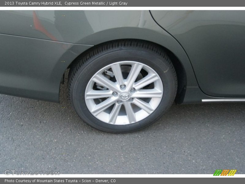 Cypress Green Metallic / Light Gray 2013 Toyota Camry Hybrid XLE
