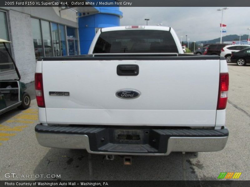 Oxford White / Medium Flint Grey 2005 Ford F150 XL SuperCab 4x4