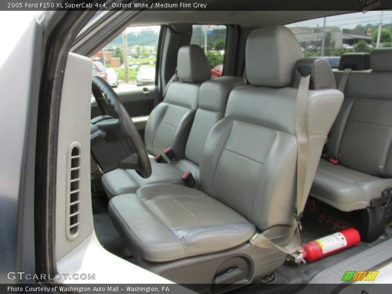 Oxford White / Medium Flint Grey 2005 Ford F150 XL SuperCab 4x4