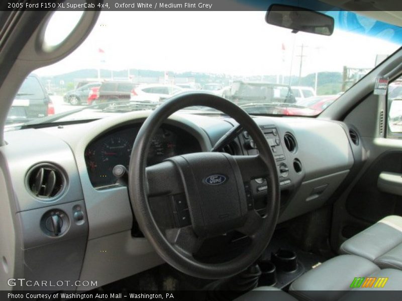 Oxford White / Medium Flint Grey 2005 Ford F150 XL SuperCab 4x4