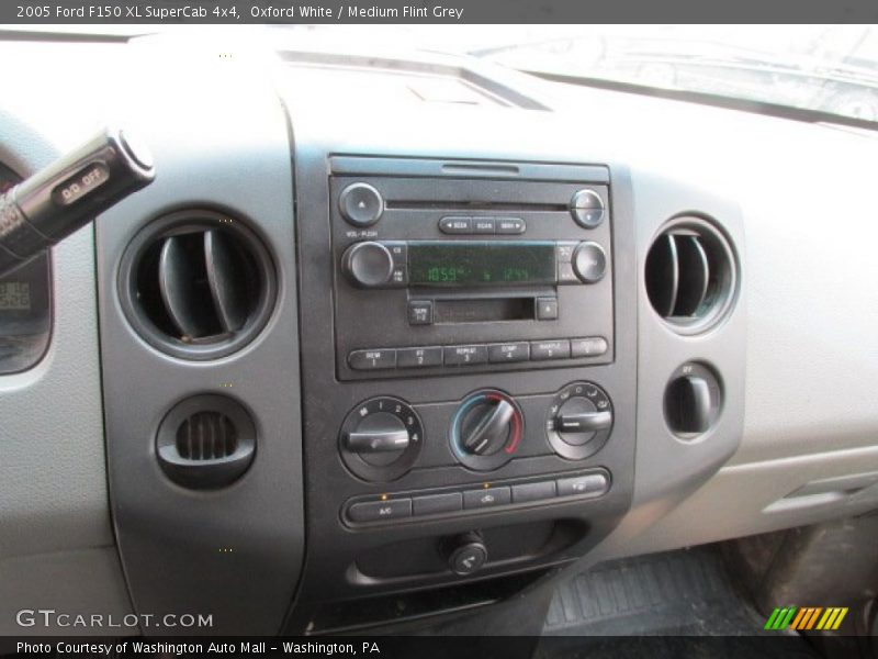 Oxford White / Medium Flint Grey 2005 Ford F150 XL SuperCab 4x4