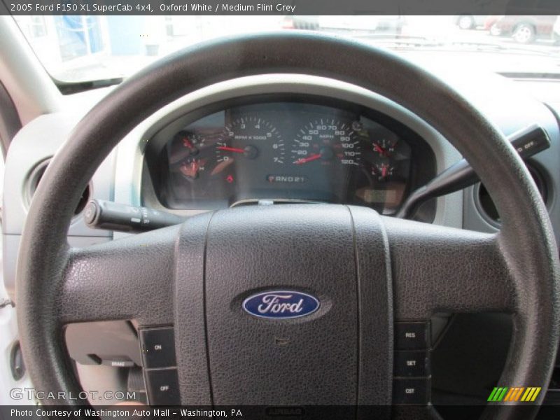 Oxford White / Medium Flint Grey 2005 Ford F150 XL SuperCab 4x4
