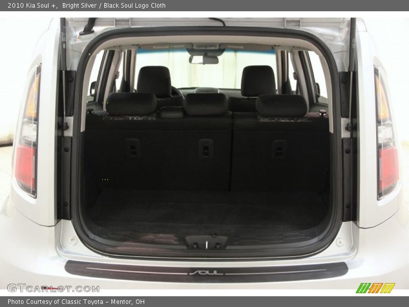 Bright Silver / Black Soul Logo Cloth 2010 Kia Soul +