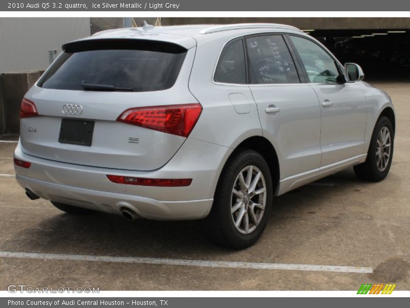 Ice Silver Metallic / Light Grey 2010 Audi Q5 3.2 quattro