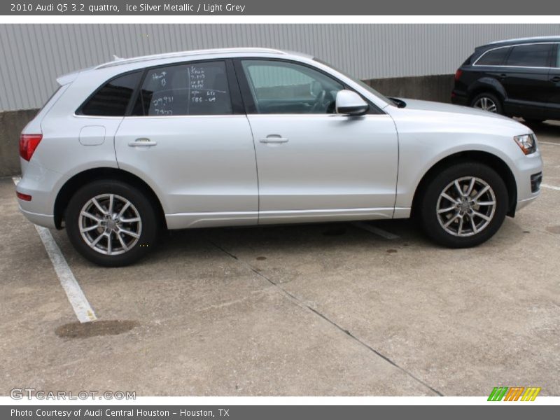 Ice Silver Metallic / Light Grey 2010 Audi Q5 3.2 quattro