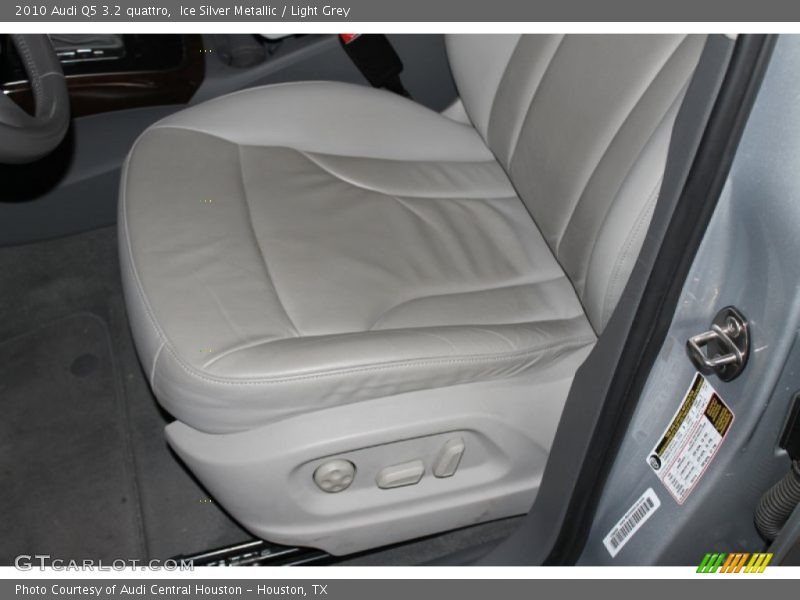 Ice Silver Metallic / Light Grey 2010 Audi Q5 3.2 quattro