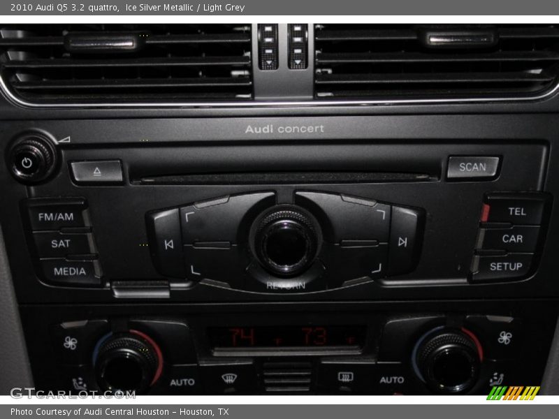 Ice Silver Metallic / Light Grey 2010 Audi Q5 3.2 quattro