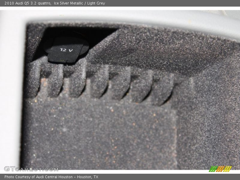 Ice Silver Metallic / Light Grey 2010 Audi Q5 3.2 quattro