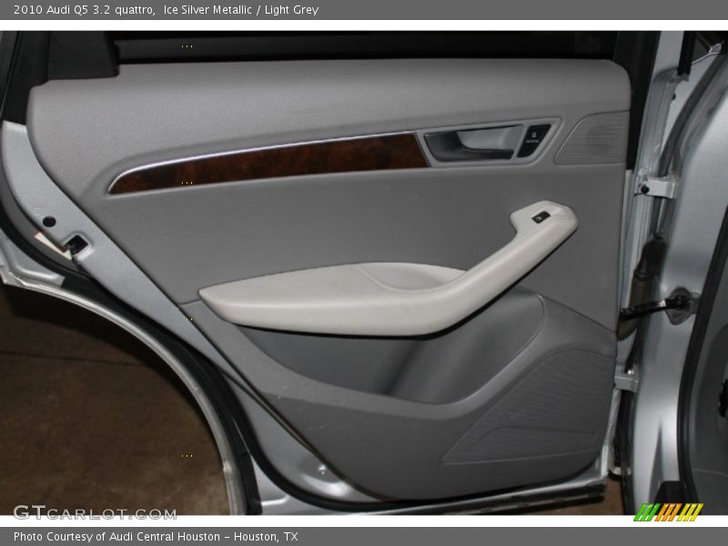 Ice Silver Metallic / Light Grey 2010 Audi Q5 3.2 quattro