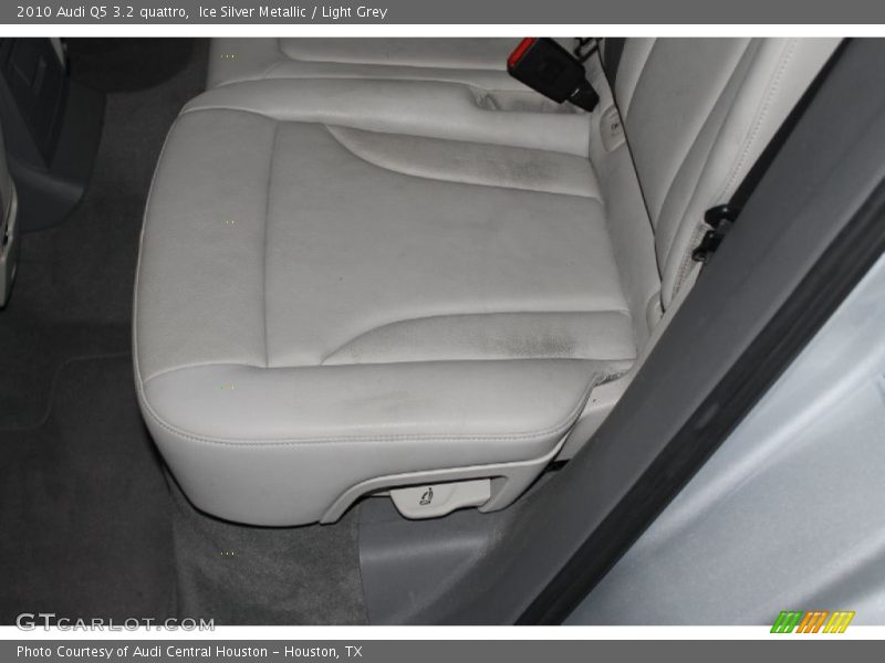 Ice Silver Metallic / Light Grey 2010 Audi Q5 3.2 quattro