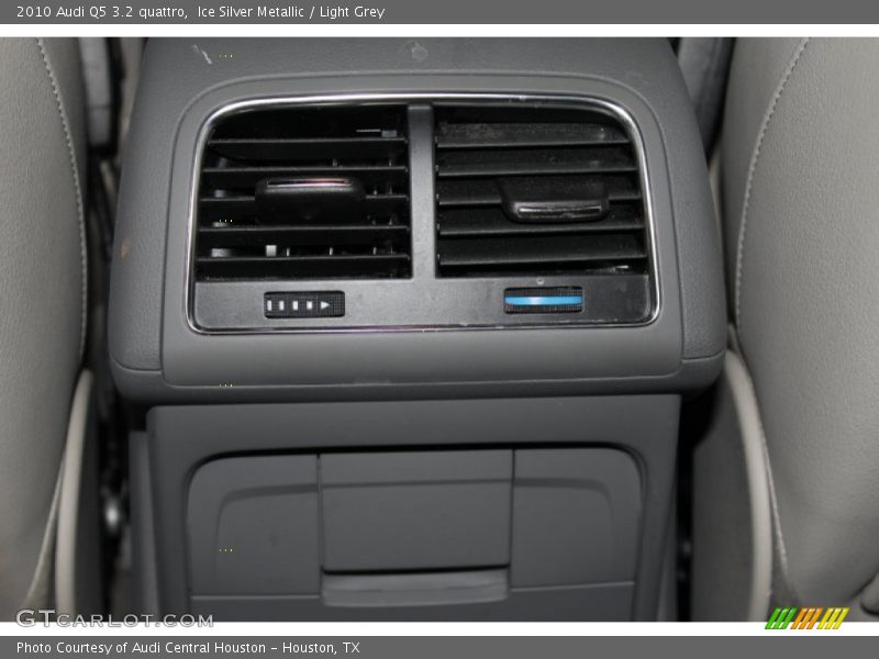 Ice Silver Metallic / Light Grey 2010 Audi Q5 3.2 quattro