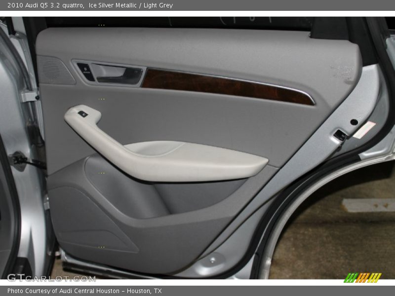 Ice Silver Metallic / Light Grey 2010 Audi Q5 3.2 quattro