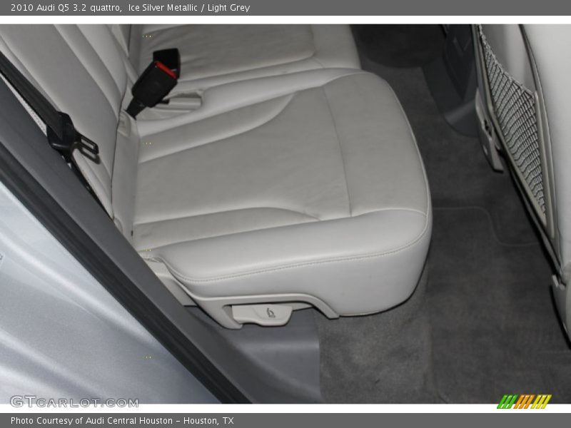 Ice Silver Metallic / Light Grey 2010 Audi Q5 3.2 quattro