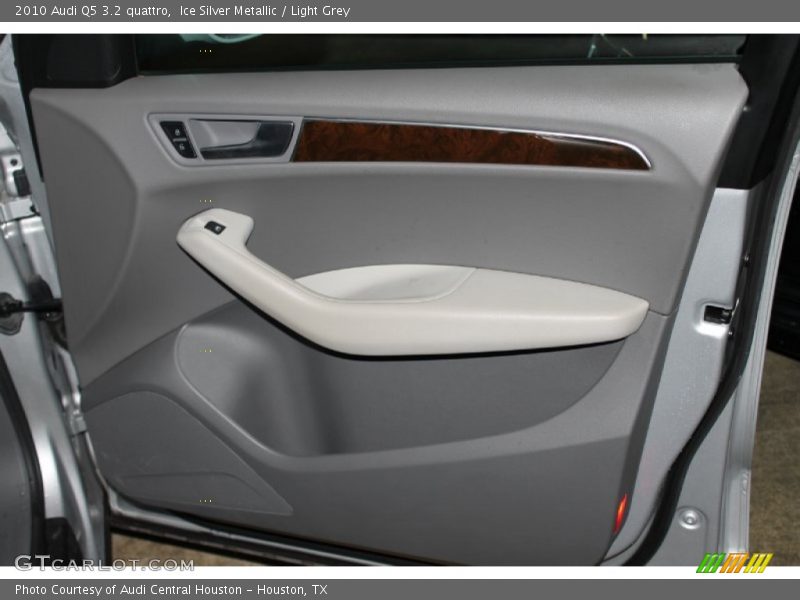 Ice Silver Metallic / Light Grey 2010 Audi Q5 3.2 quattro