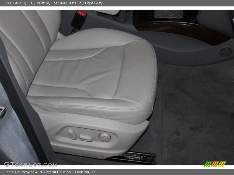 Ice Silver Metallic / Light Grey 2010 Audi Q5 3.2 quattro