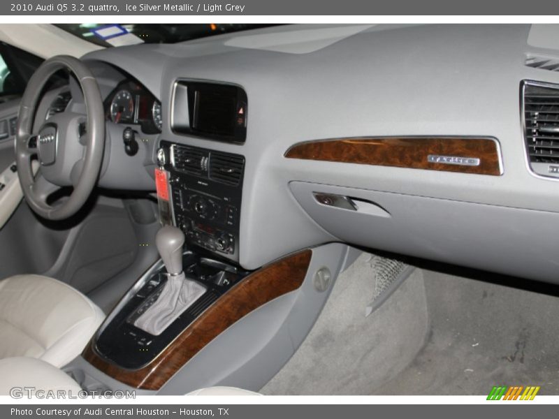 Ice Silver Metallic / Light Grey 2010 Audi Q5 3.2 quattro
