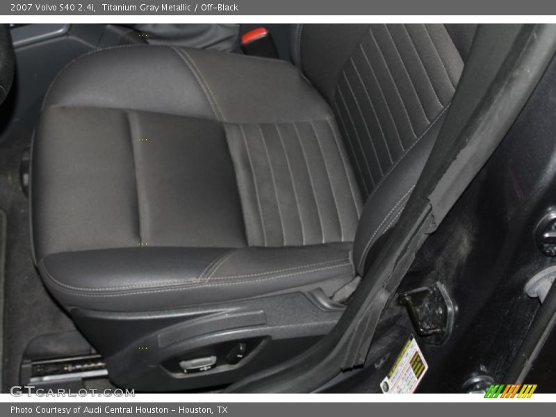 Titanium Gray Metallic / Off-Black 2007 Volvo S40 2.4i