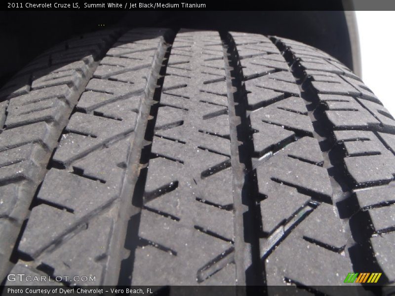 Summit White / Jet Black/Medium Titanium 2011 Chevrolet Cruze LS