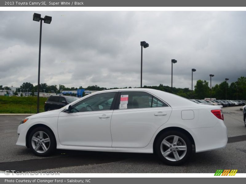 Super White / Black 2013 Toyota Camry SE