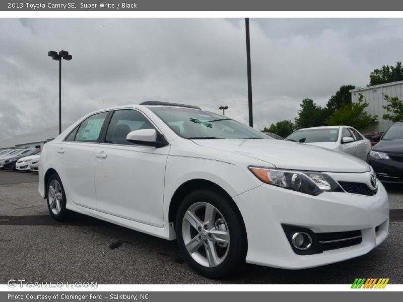 Super White / Black 2013 Toyota Camry SE