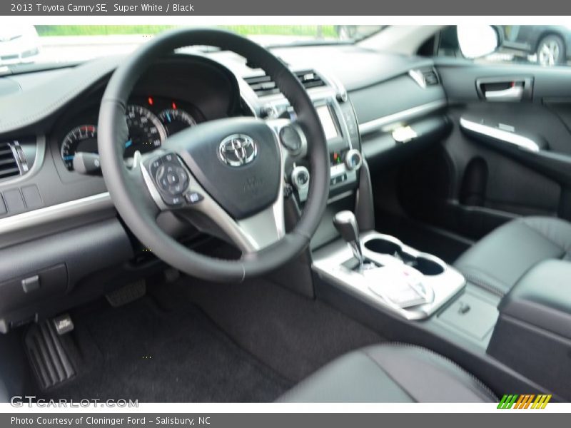 Super White / Black 2013 Toyota Camry SE