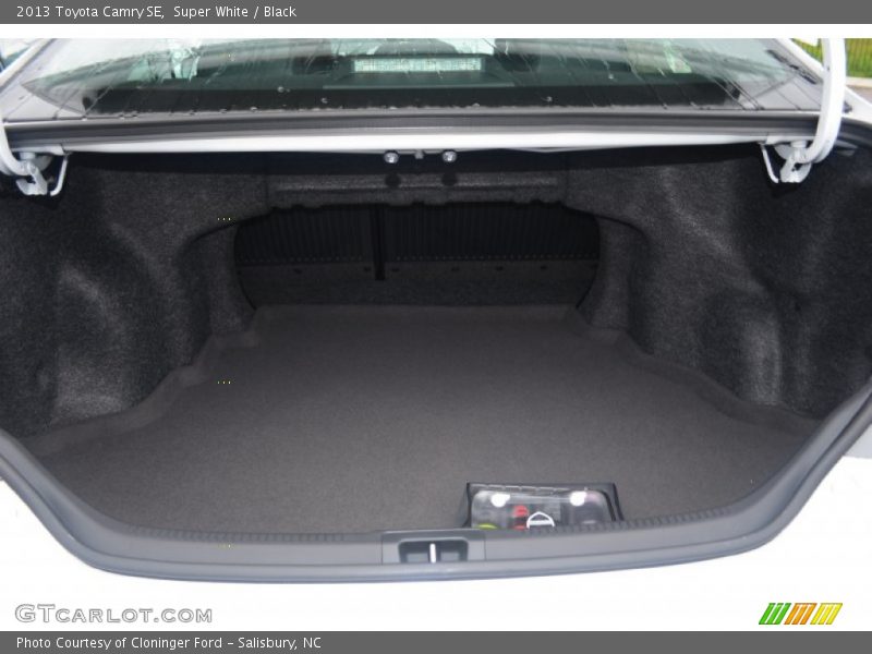 Super White / Black 2013 Toyota Camry SE