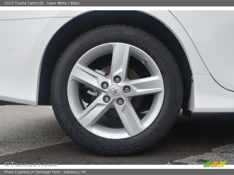Super White / Black 2013 Toyota Camry SE