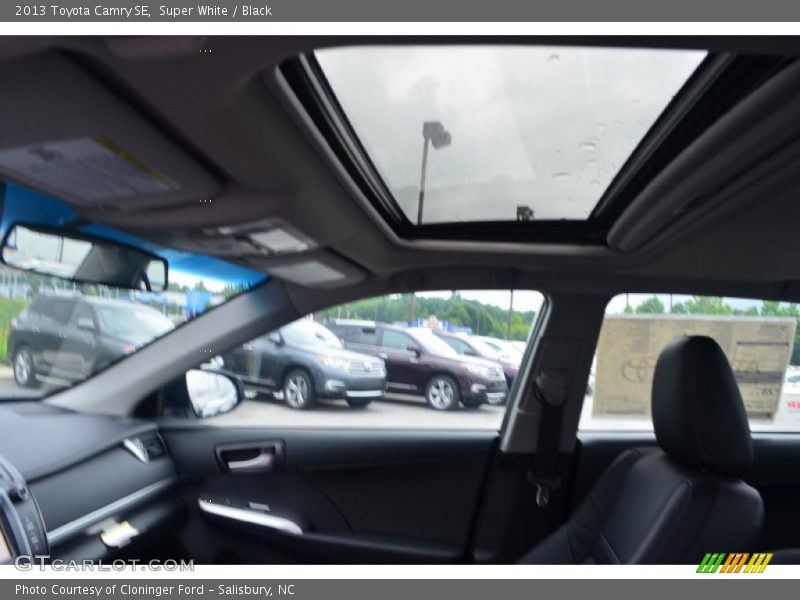 Super White / Black 2013 Toyota Camry SE