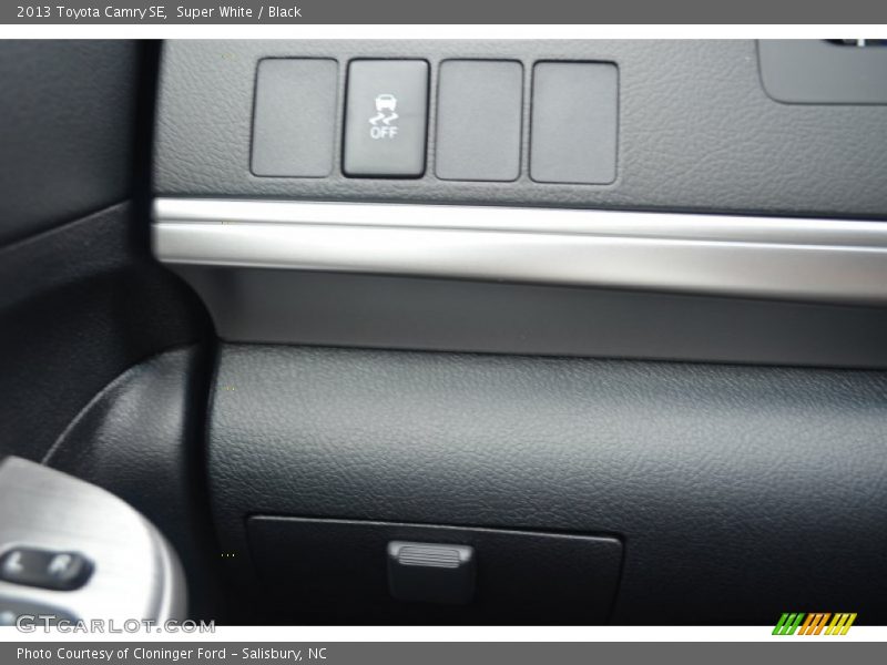 Super White / Black 2013 Toyota Camry SE