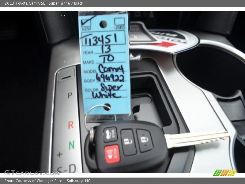 Super White / Black 2013 Toyota Camry SE