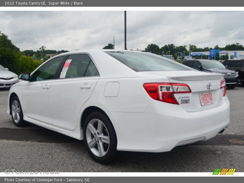Super White / Black 2013 Toyota Camry SE