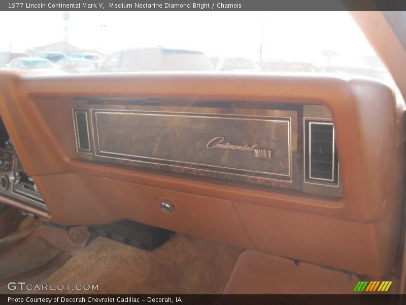 Medium Nectarine Diamond Bright / Chamois 1977 Lincoln Continental Mark V