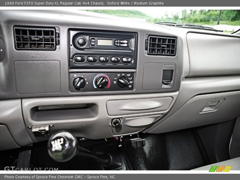 Controls of 1999 F350 Super Duty XL Regular Cab 4x4 Chassis