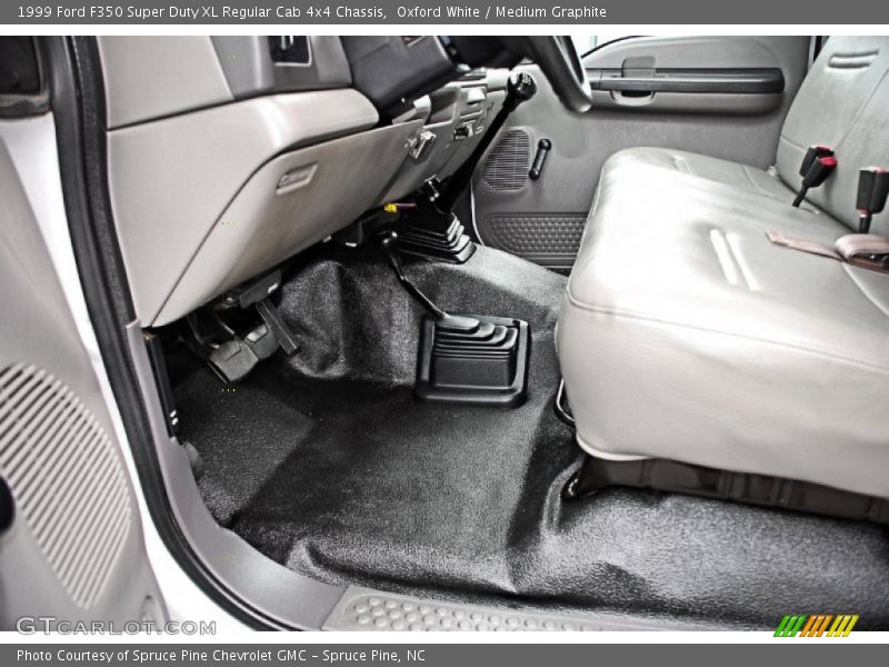 Oxford White / Medium Graphite 1999 Ford F350 Super Duty XL Regular Cab 4x4 Chassis