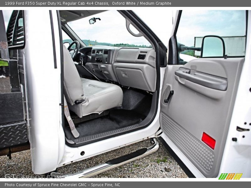 Oxford White / Medium Graphite 1999 Ford F350 Super Duty XL Regular Cab 4x4 Chassis