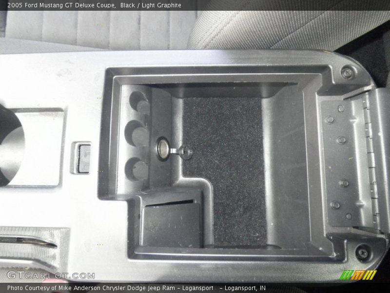Black / Light Graphite 2005 Ford Mustang GT Deluxe Coupe