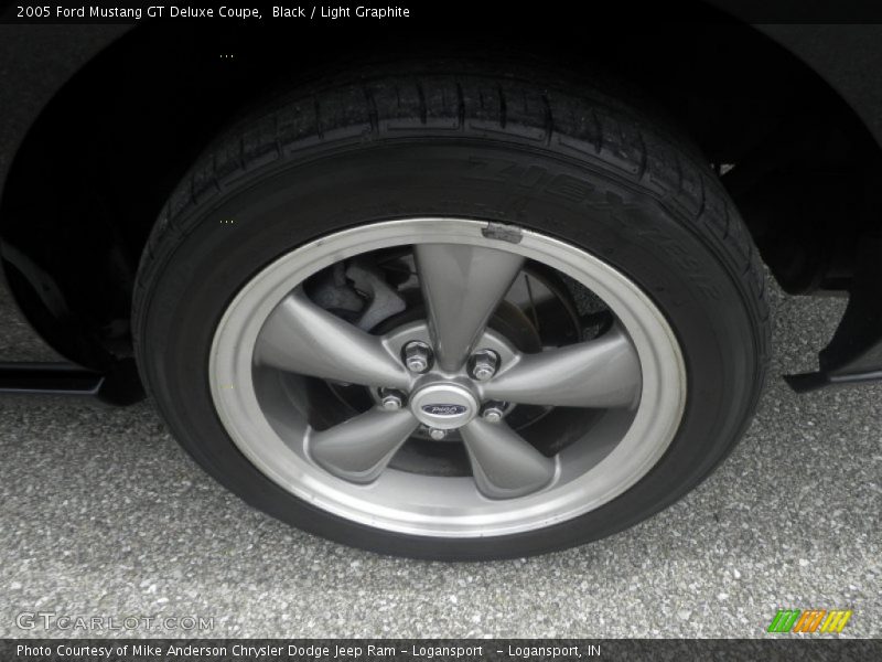 Black / Light Graphite 2005 Ford Mustang GT Deluxe Coupe