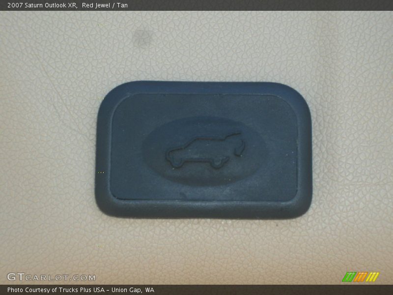 Red Jewel / Tan 2007 Saturn Outlook XR