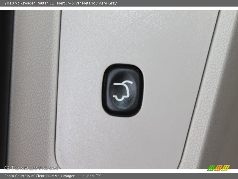 Mercury Silver Metallic / Aero Gray 2010 Volkswagen Routan SE