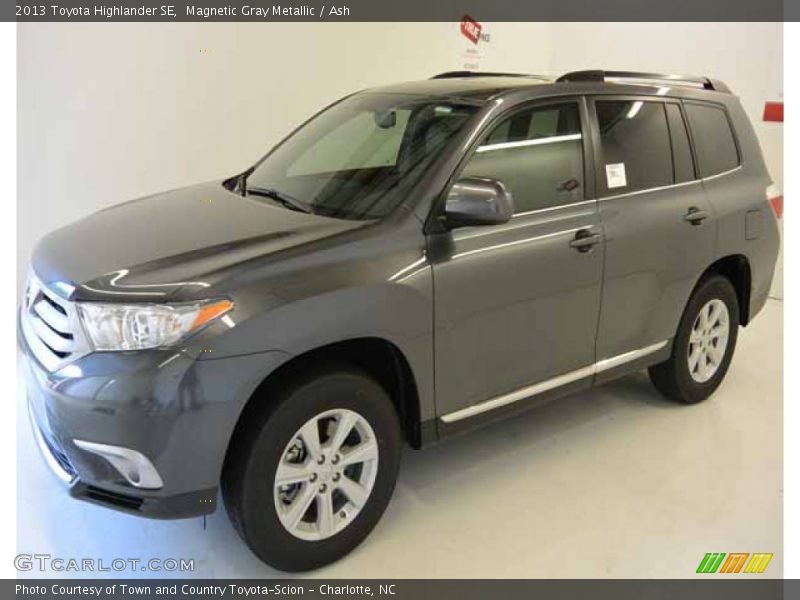 Magnetic Gray Metallic / Ash 2013 Toyota Highlander SE