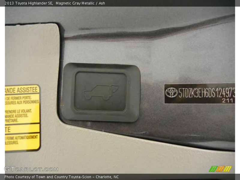 Magnetic Gray Metallic / Ash 2013 Toyota Highlander SE