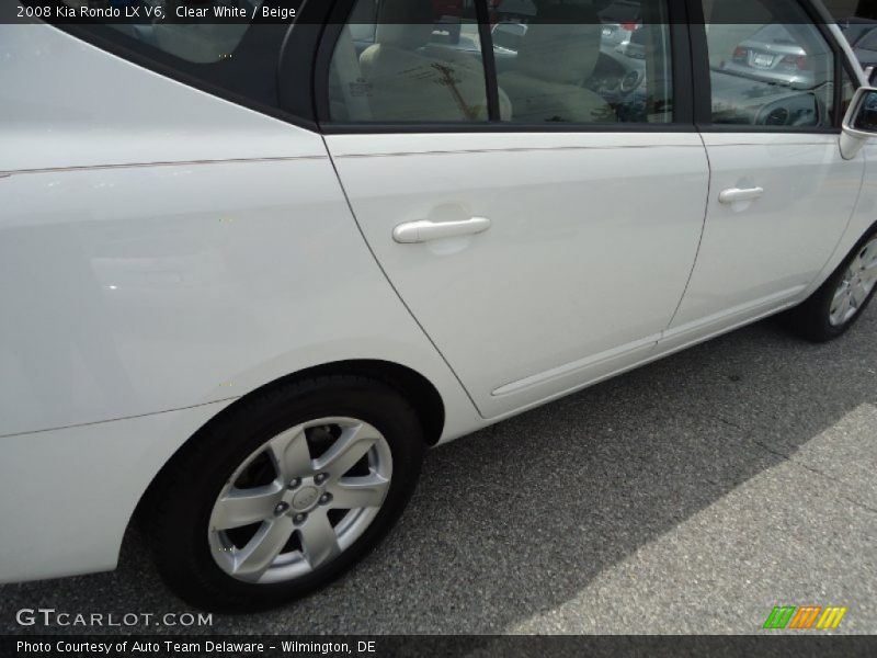 Clear White / Beige 2008 Kia Rondo LX V6