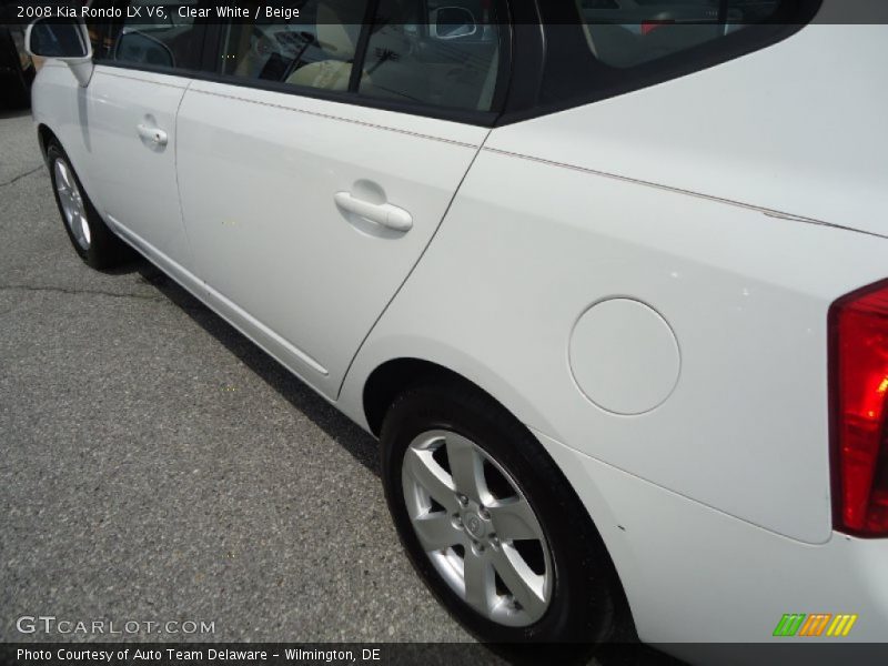 Clear White / Beige 2008 Kia Rondo LX V6